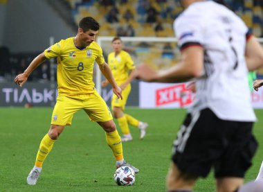 KYIV, UKRAINE - 10 Ekim 2020: Ukraynalı Ruslan Malinovskiy, Kyiv 'deki NSK Olimpiyskiy Stadyumu' nda oynanan UEFA Milletler Ligi maçında Almanya 'ya karşı bir topu kontrol ediyor. Almanya 2-1 kazandı.