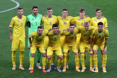 KYIV, UKRAINE - 10 Ekim 2020: Ukrayna Milli Takımı oyuncuları UEFA Uluslar Ligi maçı Ukrayna-Almanya maçı öncesinde Ukrayna Olimpiyskiy 'deki NSK Olimpiyskiy Stadyumu' nda poz verdiler