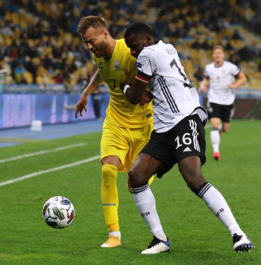 KYIV, UKRAINE - 10 Ekim 2020: Ukraynalı (L) Andriy Yarmolenko, NSK Olimpiyskiy Stadyumu 'nda oynanan UEFA Milletler Ligi maçında Almanya' lı Antonio Rudiger ile top mücadelesi veriyor. Almanya 2-1 kazandı.