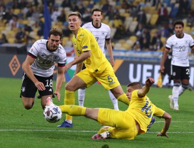 KYIV, UKRAINE - 10 Ekim 2020: Alman Leon Goretzka (L) Ukraynalı Vitaliy Mykolenko ile NSK Olimpiyskiy Stadyumu 'nda oynanan UEFA Milletler Ligi maçı sırasında top için mücadele eder. Almanya 2-1 kazandı.