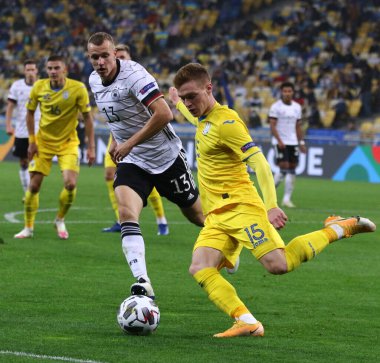 KYIV, UKRAINE - 10 Ekim 2020: Ukraynalı Viktor Tsygankov, Kyiv 'deki NSK Olimpiyskiy Stadyumu' nda oynanan UEFA Milletler Ligi karşılaşmasında Almanya 'ya karşı bir topu kontrol etmektedir. Almanya 2-1 kazandı.