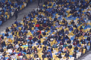 KYIV, UKRAINE - 10 Ekim 2020: Kyiv 'deki NSK Olimpiyskiy stadyumunun tribünleri UEFA Uluslar Ligi maçı Ukrayna - Almanya maçında görülen COVID-19 karantina kısıtlamaları nedeniyle üçte bir oranında doludur.