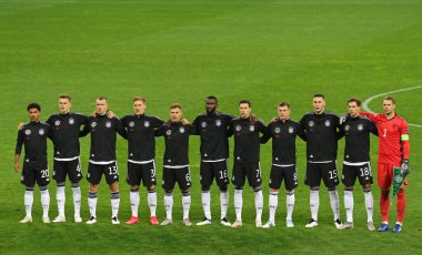 KYIV, UKRAINE - 10 Ekim 2020: Alman oyuncular UEFA Uluslar Ligi maçı Ukrayna-Almanya maçından önce Ukrayna 'nın Ukrayna Olimpiyskiy Stadyumu' nda milli marşı dinlediler.