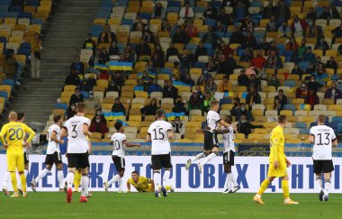 KYIV, UKRAINE - 10 Ekim 2020: Alman oyuncular UEFA Uluslar Ligi maçında Ukrayna 'ya karşı NSK Olimpiyskiy Stadyumu' nda gol attıktan sonra kutlama yaptılar. Almanya 2-1 kazandı.