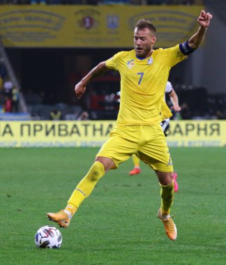 KYIV, UKRAINE - 10 Ekim 2020: Ukraynalı Andriy Yarmolenko, Kyiv 'deki NSK Olimpiyskiy Stadyumu' nda oynanan UEFA Milletler Ligi maçında Almanya 'ya karşı bir topu kontrol ediyor