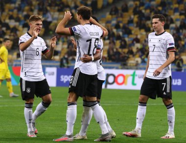 KYIV, UKRAINE - 10 Ekim 2020: Alman oyuncular UEFA Milletler Ligi maçında Ukrayna 'ya karşı NSK Olimpiyskiy Stadyumu' nda gol attıktan sonra kutlama yaptılar. Almanya 2-1 kazandı.