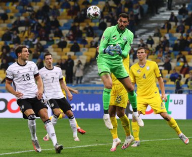 KYIV, UKRAINE - 10 Ekim 2020: Ukrayna kalecisi Georgiy Bushchan, Kyiv 'deki NSK Olimpiyskiy Stadyumu' nda oynanan UEFA Milletler Ligi maçında Almanya 'ya karşı bir gol kaçırdı. Almanya 2-1 kazandı.