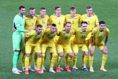 KYIV, UKRAINE - 13 Ekim 2020: Ukrayna Milli Takımı oyuncuları UEFA Uluslar Ligi Ukrayna - İspanya maçı öncesinde Ukrayna Olimpiyskiy NSK Olimpiyskiy Stadyumu 'nda poz verdiler