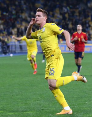KYIV, UKRAINE - 13 Ekim 2020: Ukraynalı Viktor Tsygankov, Kyiv 'deki NSK Olimpiyskiy stadyumunda İspanya' ya karşı oynanan UEFA Milletler Ligi maçında gol attıktan sonra kutluyor. Ukrayna 1-0 kazandı