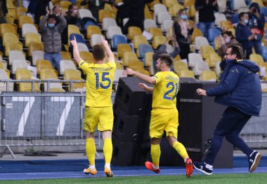 KYIV, UKRAINE - 13 Ekim 2020: Ukraynalı oyuncular Kyiv 'deki NSK Olimpiyskiy stadyumunda oynanan UEFA Milletler Ligi maçında gol attıktan sonra kutlama yaptılar. Ukrayna 1-0 kazandı
