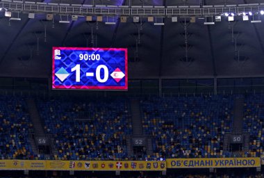 KYIV, UKRAINE - 13 Ekim 2020: UEFA Uluslar Ligi maçı Ukrayna - İspanya maçının final skoru Ukrayna 'nın başkenti Kyiv' de bulunan Olimpiyskiy Stadyumu 'nun skorbordunda görüldü.