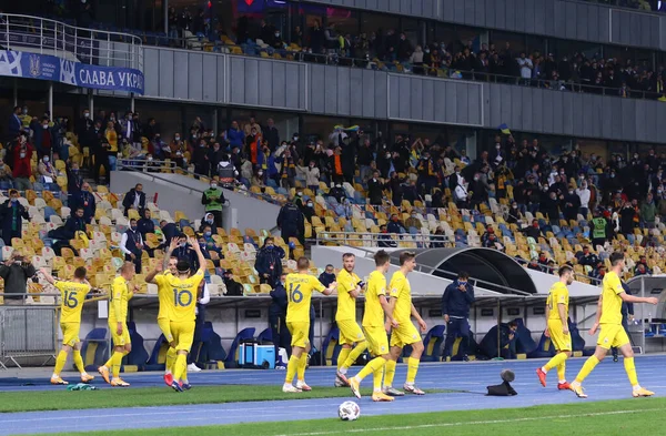 Kyiv Ukraine 2020年10月13日 乌克兰球员在乌克兰基辅的Nsk Olimpiyskiy体育场对西班牙的欧洲足总杯比赛中射入一球 庆祝胜利 乌克兰1比0获胜 — 图库照片