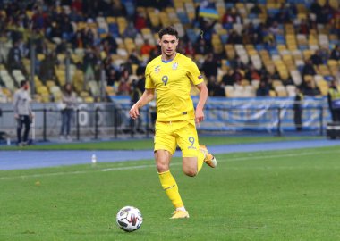 KYIV, UKRAINE - 13 Ekim 2020: UEFA Uluslar Ligi maçında Ukrayna 'nın Kyiv' deki NSK Olimpiyskiy Stadyumu 'nda oynanan UEFA saldırıları sırasında Roma Yaremchuk. Ukrayna 1-0 kazandı