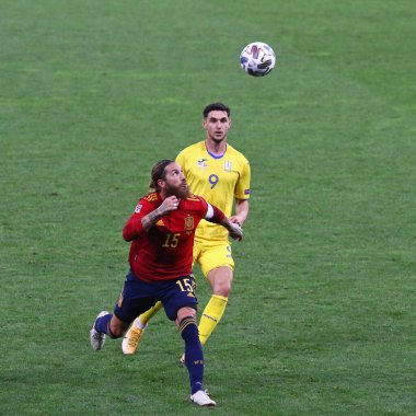 KYIV, UKRAINE - 13 Ekim 2020: Sergio Ramos (L) Ukraynalı Roman Yaremchuk ile NSK Olimpiyskiy Stadyumu 'nda oynanan UEFA Uluslar Ligi maçı sırasında top için mücadele etti. Ukrayna 1-0 kazandı