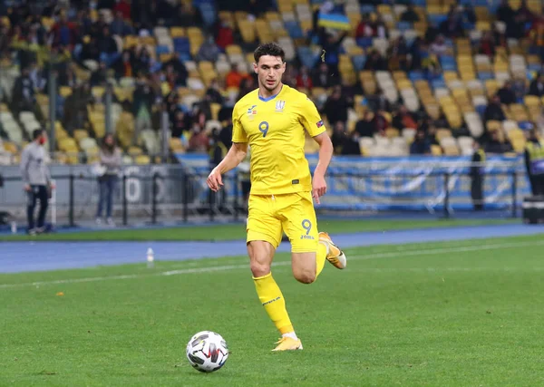 KYIV, UKRAINE - 13 Ekim 2020: UEFA Uluslar Ligi maçında Ukrayna 'nın Kyiv' deki NSK Olimpiyskiy Stadyumu 'nda oynanan UEFA saldırıları sırasında Roma Yaremchuk. Ukrayna 1-0 kazandı