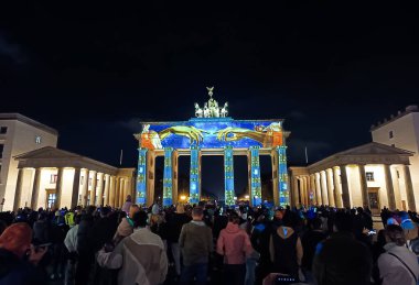 Berlin, Almanya - 10 Ekim 2024: Brandenburger Tor Binası (Brandenburg Kapısı) Berlin 'de düzenlenen Yıllık Işık Festivali sırasında 3D haritalama ile aydınlatıldı