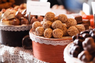 Şekerler susam ile kaplıdır