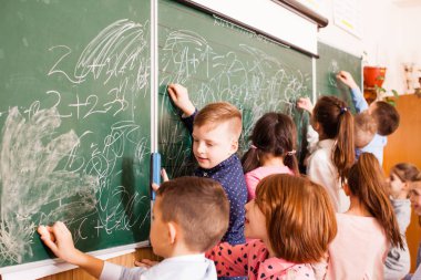 sınıf molası sırasında bir tahta üzerine çekiyor