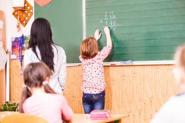 Zeki kız ansmer için ders istiyor.