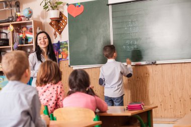 Çocuk matematiksel bir örnek çözer