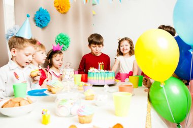  küçük çocuk mumlar üfleme önce bir dilek tut istiyor