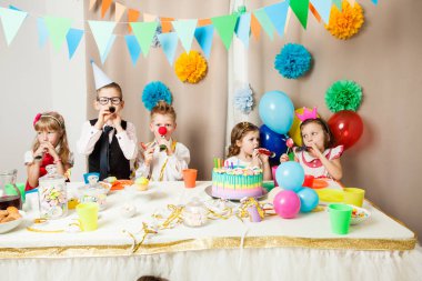 Komik doğum günü oyunları