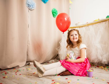 Sevimli kız Doğum günü partisi üzerinde rahatlatıcı