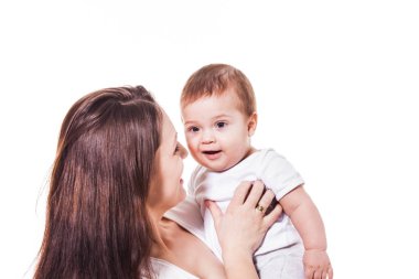 mutlu bir aile beyaz izole