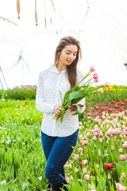 Bahçedeki kadın işçi