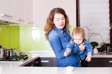 sevimli oğlu annesi yardım istiyor