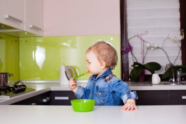 Bebek için bir yemek bekliyor ve denemek istiyor