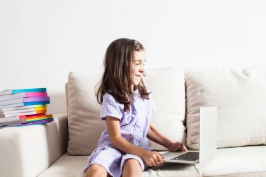 Gülümseyen kız bir fikri vardır