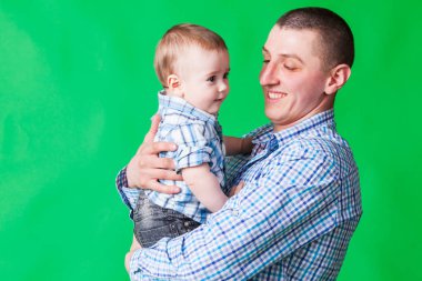 Baba ve bebek eller üzerinde