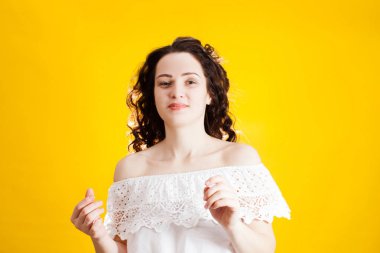 Genç kadın yaşam için sevinir