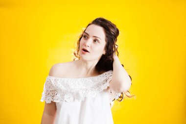 Şaşırtıcı kıvırcık kız