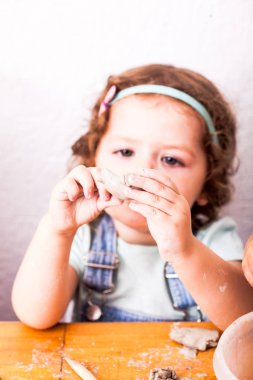 Mutlu çocuklar kil modelleme ile nişanlı