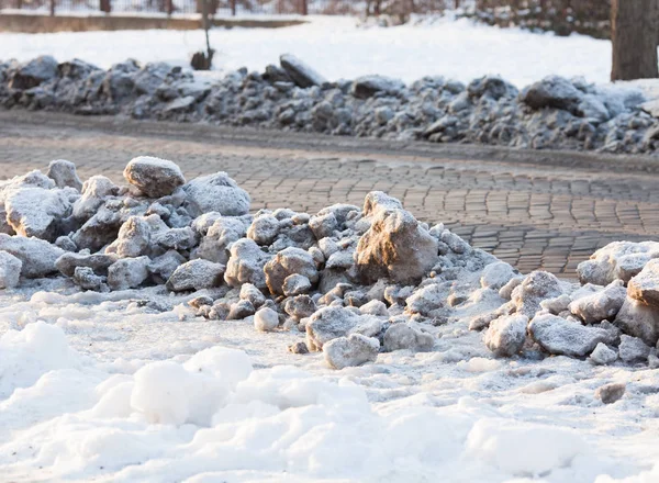 Schnee liegt auf dem Boden — Stockfoto