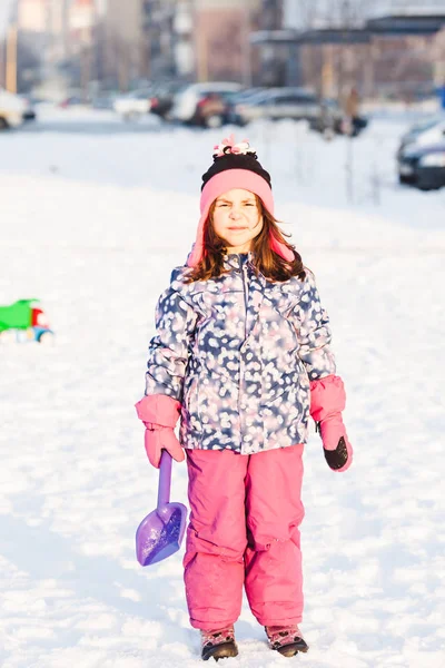 Meisje op de sneeuw — Stockfoto
