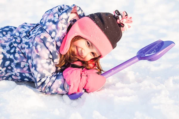 Chica Con Pala Yacía Nieve — Foto de Stock