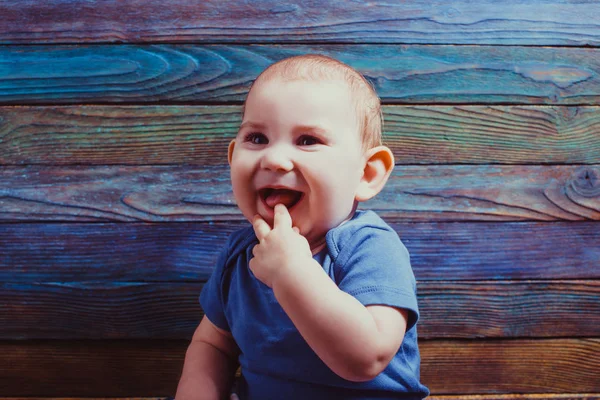 Παιδί με το δάχτυλο στο στόμα — Φωτογραφία Αρχείου
