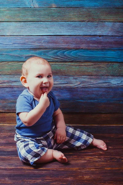 Enfant avec doigt dans la bouche — Photo