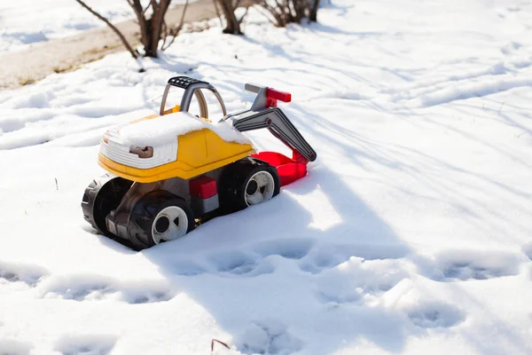 Colour toy excavator in winter — Stock Photo, Image