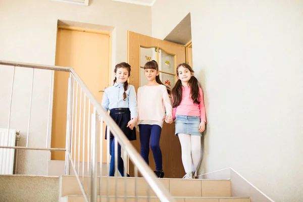 Tre amiche condividono le loro impressioni dopo la lezione — Foto Stock