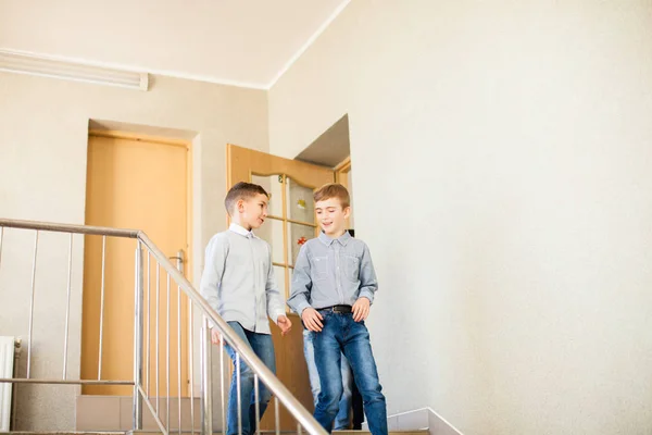 Two boys go downstairs — Stock Photo, Image