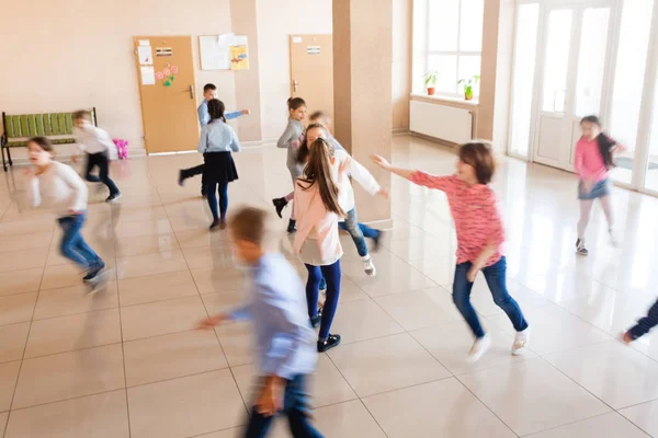 Kinder in der Pause — Stockfoto