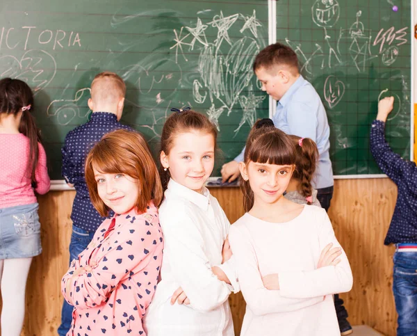 Hűvös lányok tanul az iskolában — Stock Fotó