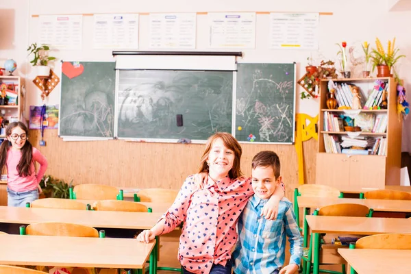 Barátság fiú és egy lány az iskolában — Stock Fotó