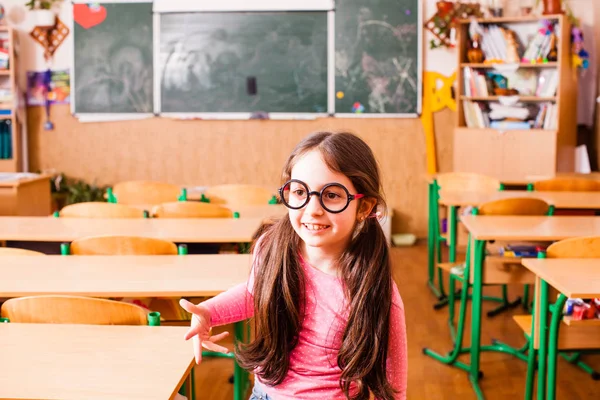 Boldog intelligens lány az osztályban — Stock Fotó