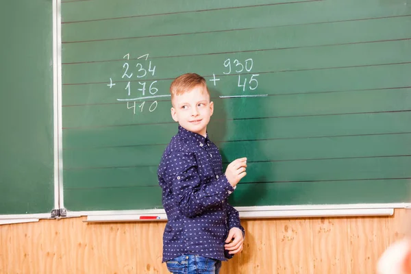 Slimme jongen wil ansmer op de les — Stockfoto