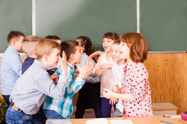 Barn kommunicerar med varandra under en paus — Stockfoto
